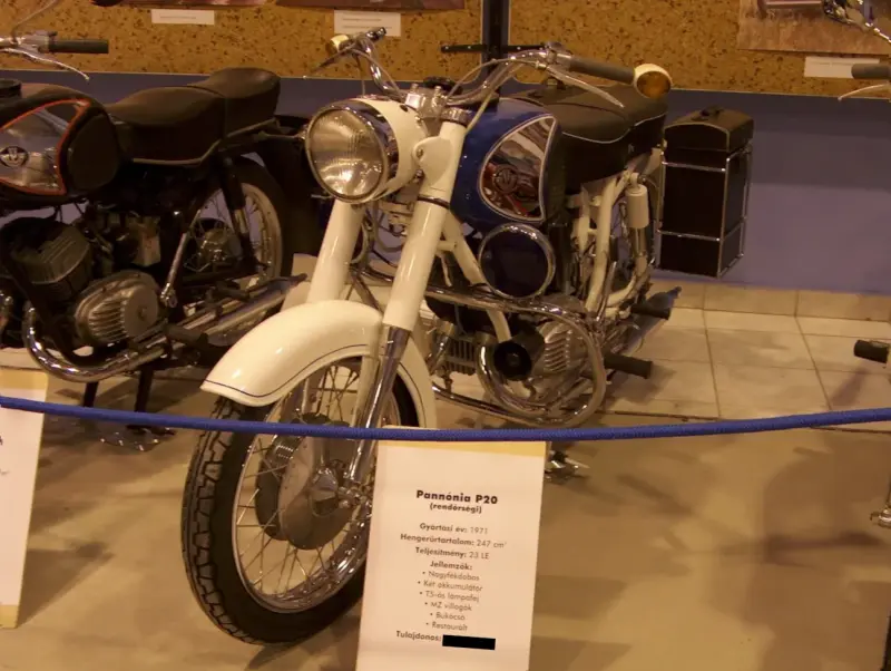 Veterán motorkerékpár kiállítás 2005 a Csepel Művekben, a régi Weiss Manfréd gyárban. Egy fehér Pannónia P20 típusú motorkerékpár látható oldal nézetben.