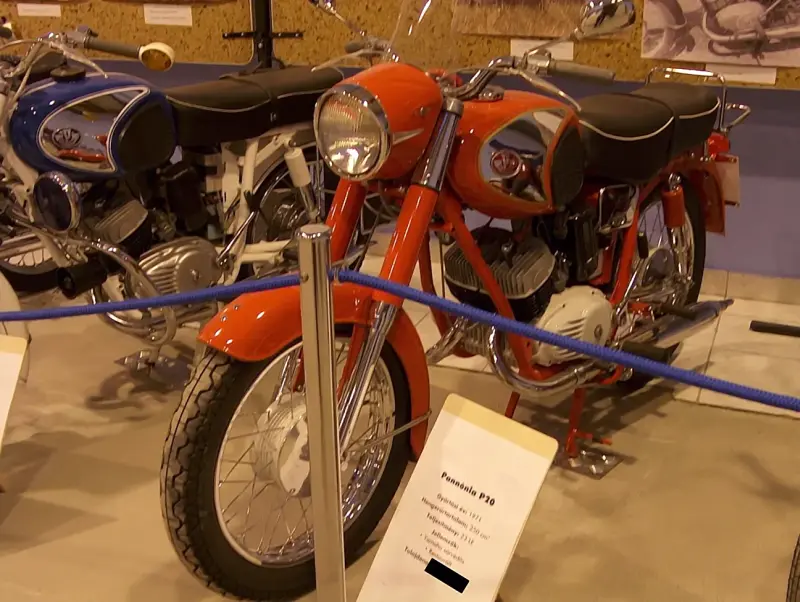 Veterán motorkerékpár kiállítás 2005 a Csepel Művekben, a régi Weiss Manfréd gyárban. Egy piros Pannónia P20 típusú motorkerékpár látható oldal nézetben.