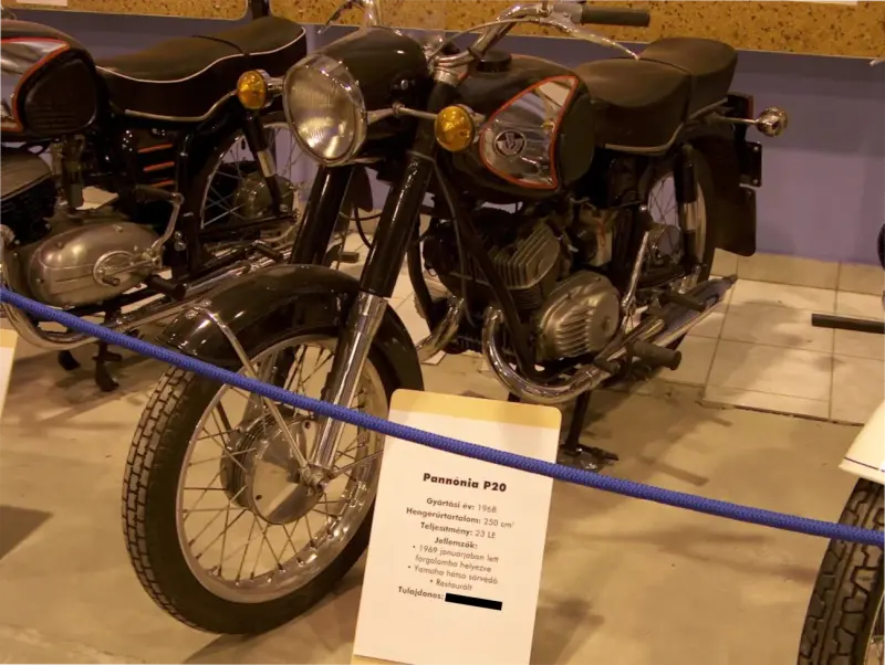 Veterán motorkerékpár kiállítás 2005 a Csepel Művekben, a régi Weiss Manfréd gyárban. Egy fekete Pannónia P20 típusú motorkerékpár látható oldal nézetben.