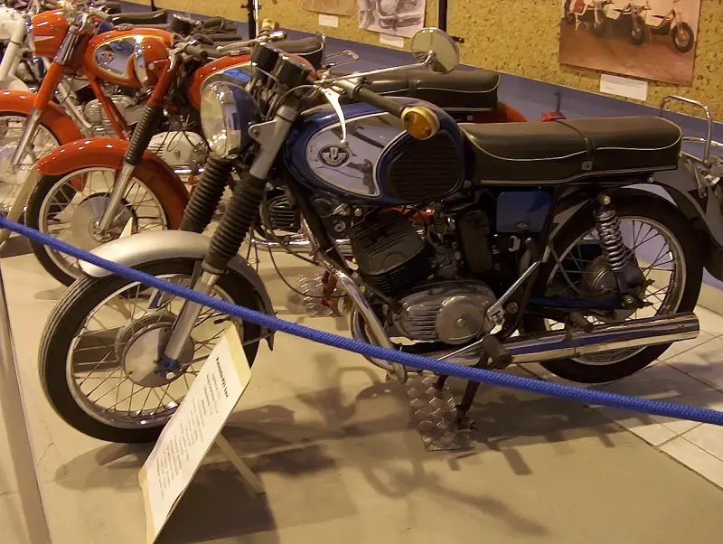 Veterán motorkerékpár kiállítás 2005 a Csepel Művekben, a régi Weiss Manfréd gyárban. Egy fekete Pannónia P21 típusú motorkerékpár látható oldal nézetben.