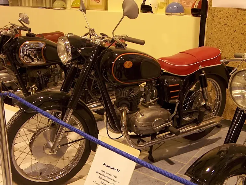 Veterán motorkerékpár kiállítás 2005 a Csepel Művekben, a régi Weiss Manfréd gyárban. Egy fekete Pannónia T1 típusú motorkerékpár látható oldal nézetben.