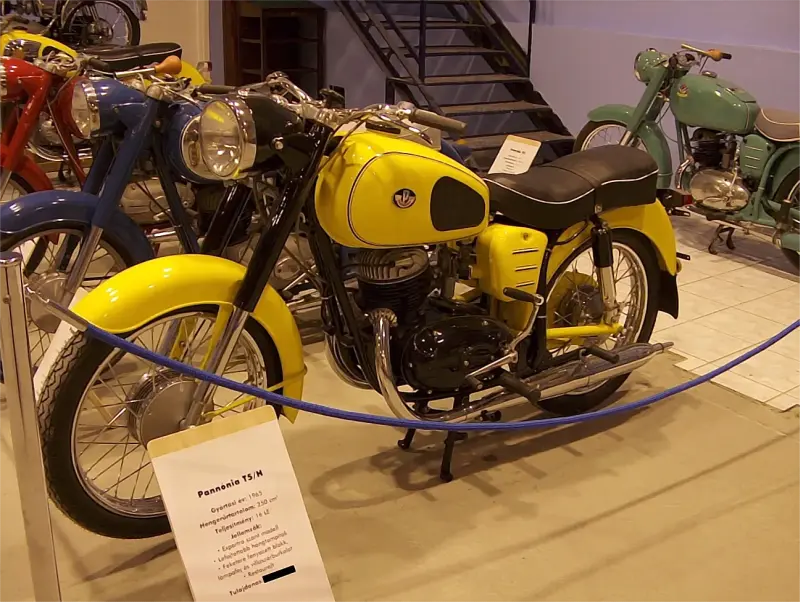 Veterán motorkerékpár kiállítás 2005 a Csepel Művekben, a régi Weiss Manfréd gyárban. Egy sárga Pannónia T5-H típusú motorkerékpár látható oldal nézetben.