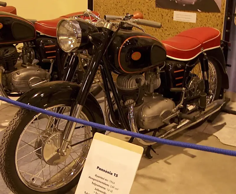 Veterán motorkerékpár kiállítás 2005 a Csepel Művekben, a régi Weiss Manfréd gyárban. Egy fekete Pannónia T5 típusú motorkerékpár látható oldal nézetben.