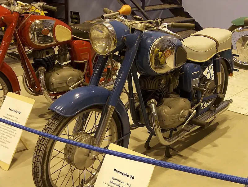 Veterán motorkerékpár kiállítás 2005 a Csepel Művekben, a régi Weiss Manfréd gyárban. Egy kék Pannónia T6 típusú motorkerékpár látható oldal nézetben.