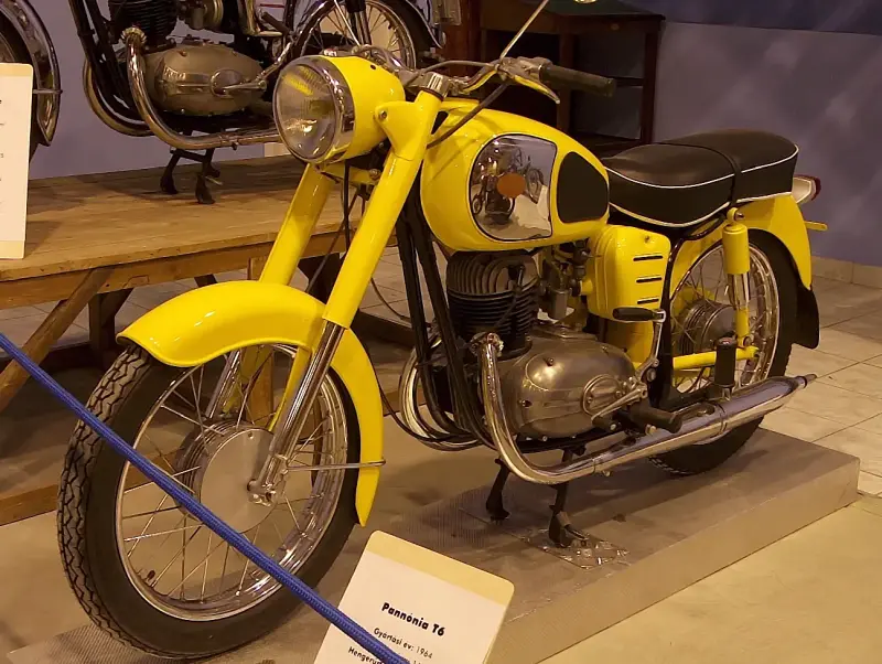 Veterán motorkerékpár kiállítás 2005 a Csepel Művekben, a régi Weiss Manfréd gyárban. Egy sárga Pannónia T6 típusú motorkerékpár látható oldal nézetben.