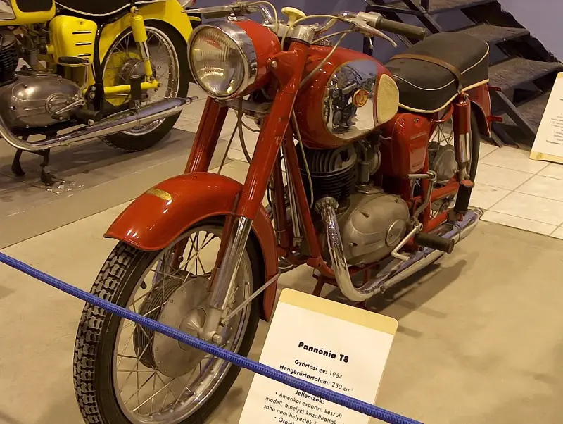 Veterán motorkerékpár kiállítás 2005 a Csepel Művekben, a régi Weiss Manfréd gyárban. Egy piros Pannónia T8 ípusú motorkerékpár látható oldal nézetben.