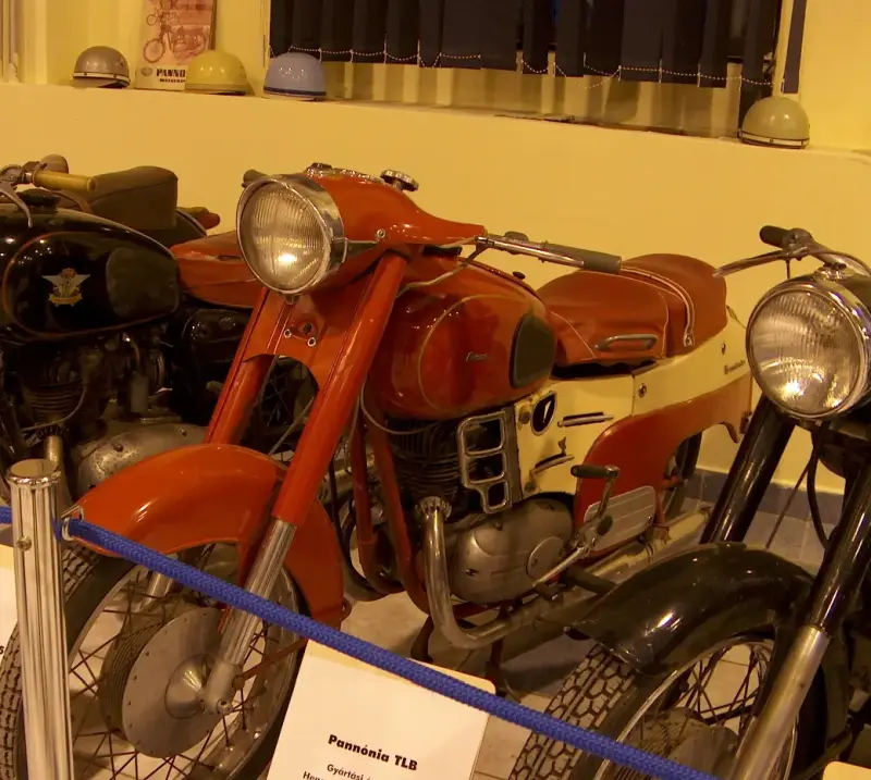 Veterán motorkerékpár kiállítás 2005 a Csepel Művekben, a régi Weiss Manfréd gyárban. Egy piros Pannónia TLB típusú motorkerékpár látható oldal nézetben.