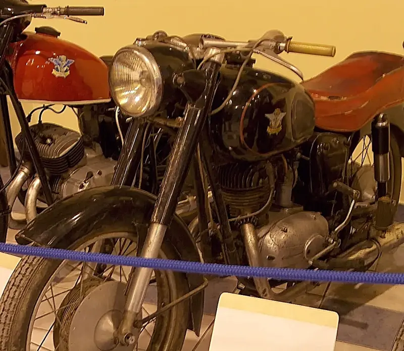 Veterán motorkerékpár kiállítás 2005 a Csepel Művekben, a régi Weiss Manfréd gyárban. Egy fekete Pannónia TLF típusú motorkerékpár látható oldal nézetben.