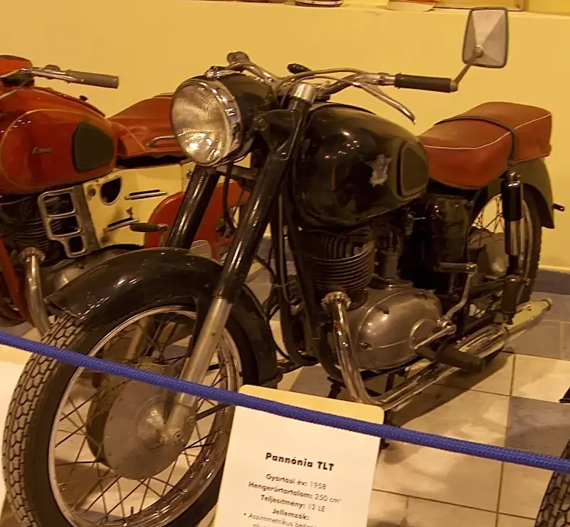 Veterán motorkerékpár kiállítás 2005 a Csepel Művekben, a régi Weiss Manfréd gyárban. Egy fekete Pannónia TLT típusú motorkerékpár látható oldal nézetben.