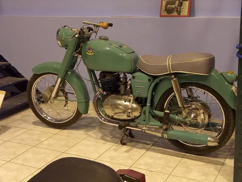 Veterán motorkerékpár kiállítás 2005 a Csepel Művekben, a régi Weiss Manfréd gyárban. Egy zöld Pannónia TLT típusú motorkerékpár látható oldal nézetben.