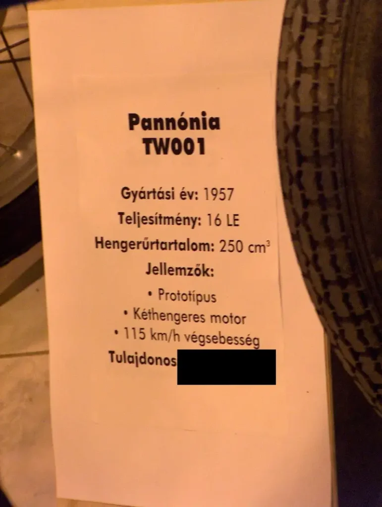 Veterán motorkerékpár kiállítás 2005 a Csepel Művekben, a régi Weiss Manfréd gyárban. Egy Pannónia TW-001 típusú motorkerékpár adattáblája látható.