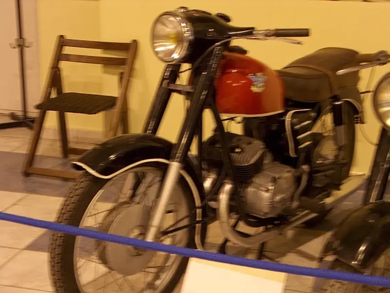 Veterán motorkerékpár kiállítás 2005 a Csepel Művekben, a régi Weiss Manfréd gyárban. Egy fekete Pannónia TW-001 típusú motorkerékpár, prototípus látható oldal nézetben.