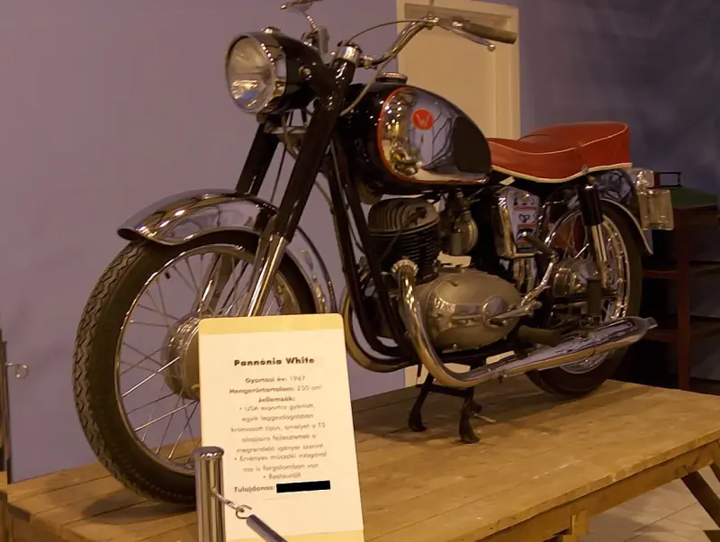 Veterán motorkerékpár kiállítás 2005 a Csepel Művekben, a régi Weiss Manfréd gyárban. Egy fekete Pannónia típusú motorkerékpár látható oldal nézetben.