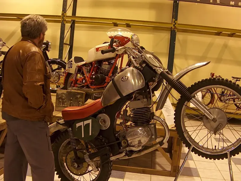 Veterán motorkerékpár kiállítás 2005 a Csepel Művekben, a régi Weiss Manfréd gyárban. Egy fekete Pannónia típusú verseny motorkerékpár látható oldal nézetben.