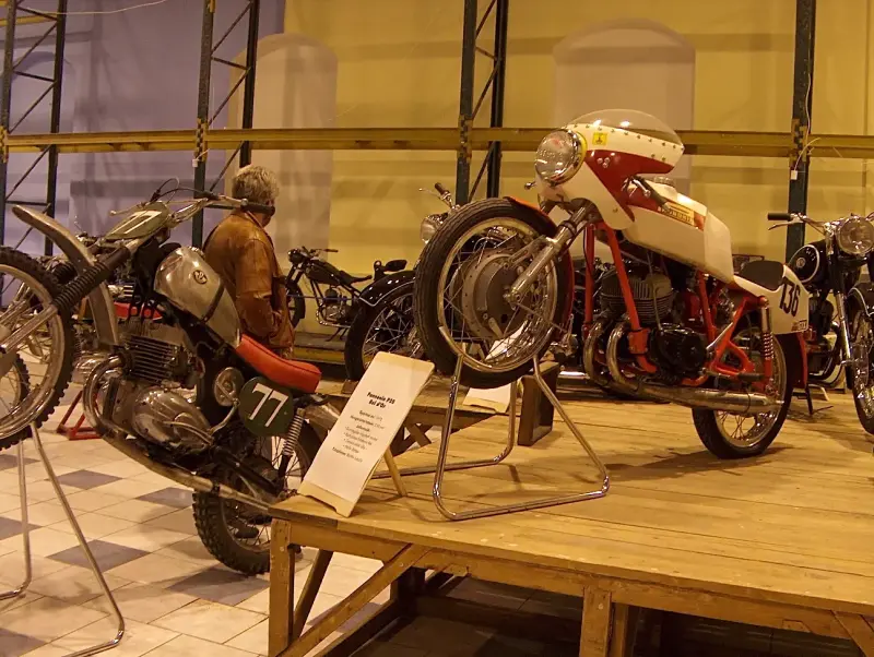 Veterán motorkerékpár kiállítás 2005 a Csepel Művekben, a régi Weiss Manfréd gyárban. Két Pannónia típusú verseny motorkerékpár látható oldal nézetben.
