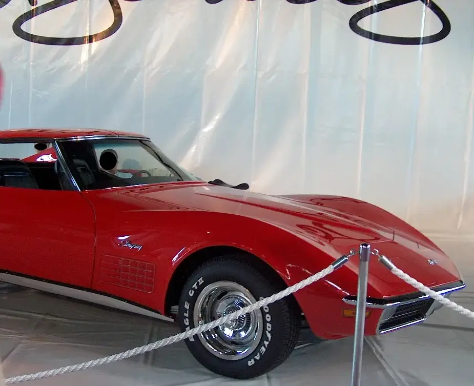 Fotók az Oldtimer Expo veteránautó- és motorkerékpár-kiállításról, amelyet a budapesti Vasúttörténeti Múzeumban rendeztek 2009 áprilisában. Corvette