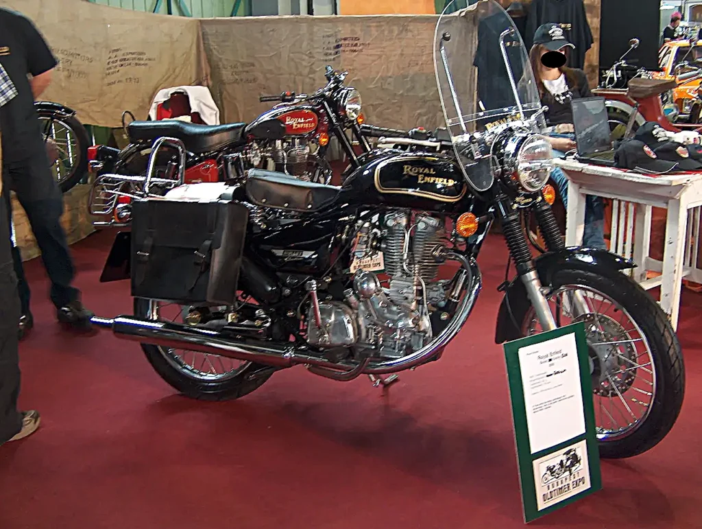 2009 áprilisában a budapesti Vasúttörténeti Parkban megrendezett Oldtimer Expo veterán autó- és motorkiállítás képei. Royal Enfield motorkerékpár