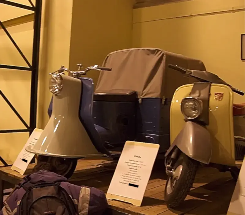 Veterán motorkerékpár kiállítás 2005 a Csepel Művekben, a régi Weiss Manfréd gyárban. Egy Szabolcs kisárúszállító motorkerékpár látható oldal nézetben.