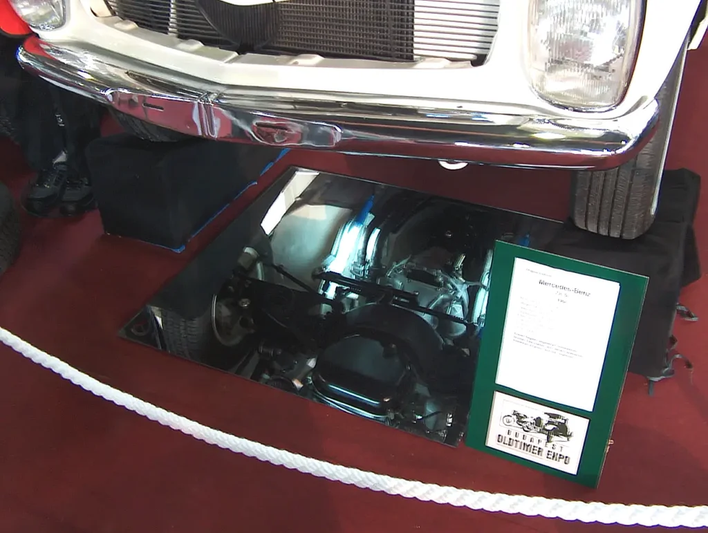 2009 áprilisában a budapesti Vasúttörténeti Parkban megrendezett Oldtimer Expo veterán autó- és motorkiállítás képei. Motor tükörben