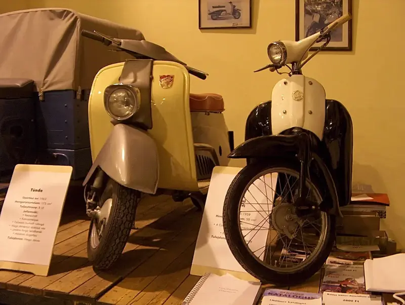 Veterán motorkerékpár kiállítás 2005 a Csepel Művekben, a régi Weiss Manfréd gyárban. Egy Tünde típusú motorkerékpár látható oldal nézetben.