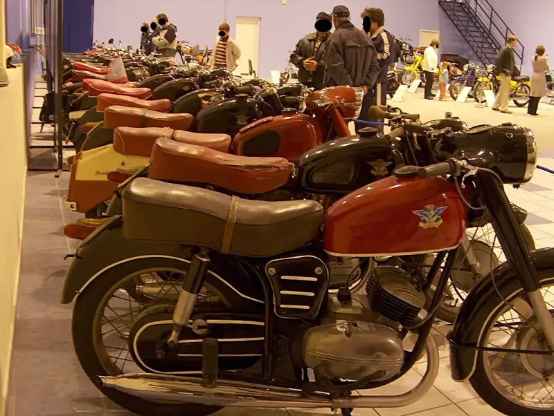 Veterán motorkerékpár kiállítás 2005 a Csepel Művekben, a régi Weiss Manfréd gyárban. Egy sor motorkerékpár látható hátulról fotózva.