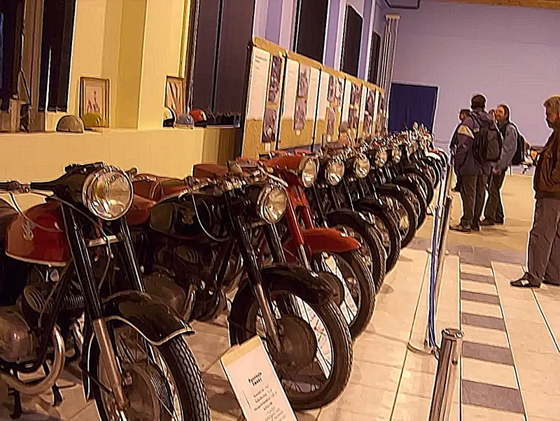 Veteránmotor-kiállítás 2005 a Csepel Művekben, egykori Weiss Manfréd gyárban. Motorkerékpárok sora elölről fényképezve.