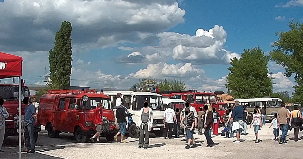 2009 áprilisában a budapesti Vasúttörténeti Parkban megrendezett Oldtimer Expo veterán autó- és motorkiállítás képei. Látkép a kiállításon