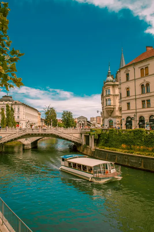 Ljubjana egyik hídja, és egy hajó