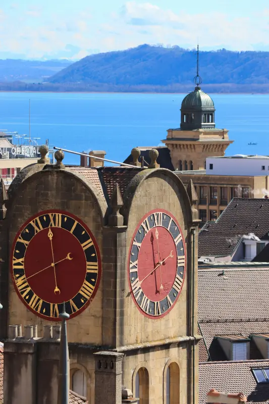 Neuchâtel-látkép órával