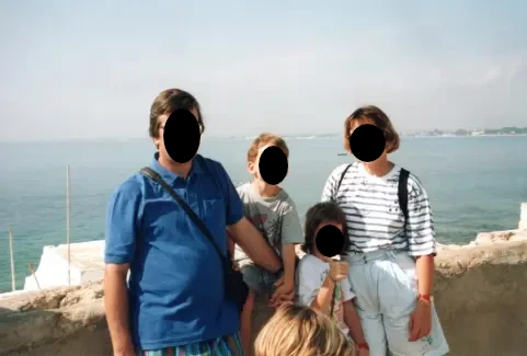 Egy baráti család áll a tenger mellett