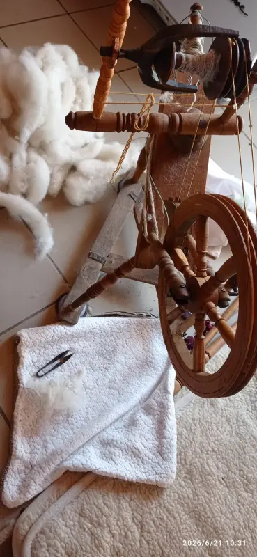 A working spinning wheel in the living room