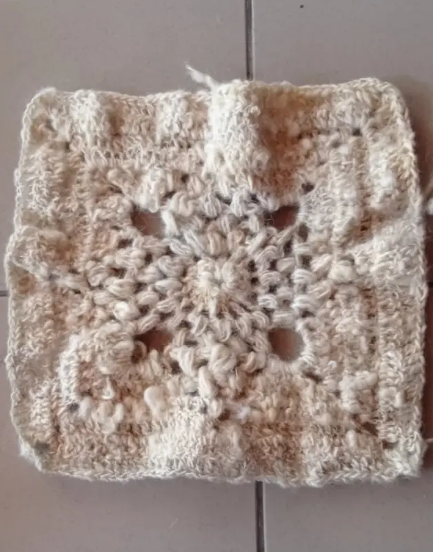 A 37-centimeter square crocheted sheep wool rug motif